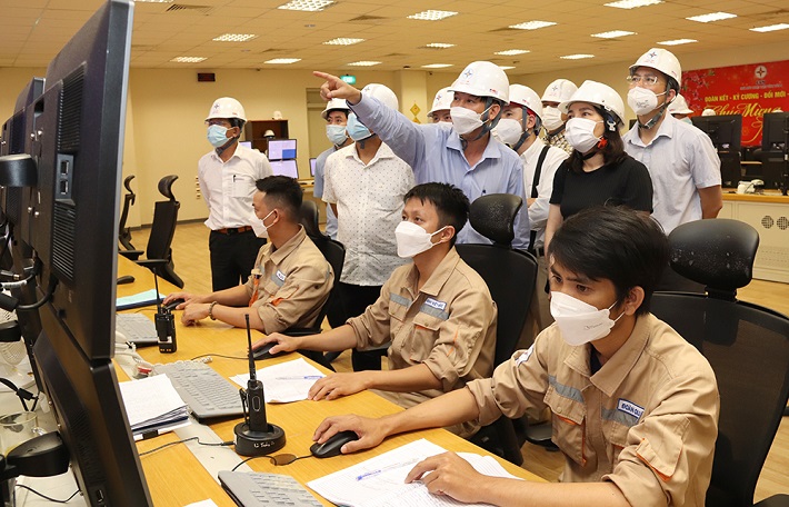 Đoàn công tác theo dõi các chỉ số về vận hành, môi trường tại Nhà máy Nhiệt điện Vĩnh Tân 4