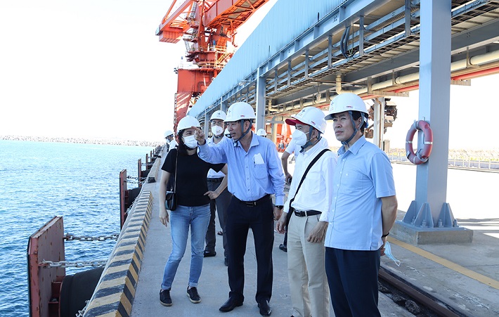 Đoàn công tác khảo sát tại cảng than Nhà máy Nhiệt điện Vĩnh Tân 