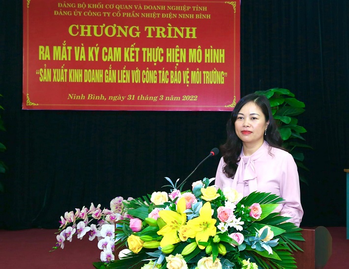 Bà Nguyễn Thị Hồng Hạnh, Bí thư Đảng ủy Khối Cơ quan và Doanh nghiệp tỉnh Ninh Bình phát biểu và chỉ đạo tại Hội nghị