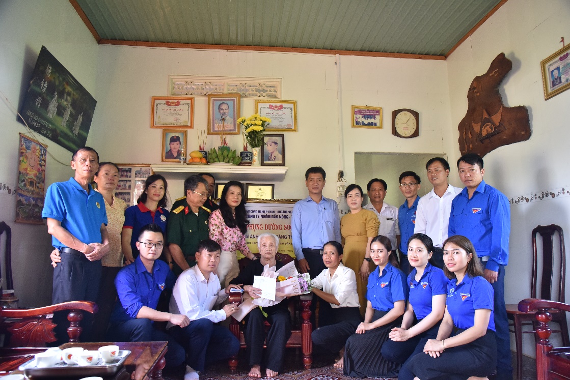 Lãnh đạo Công ty Nhôm Đắk Nông – TKV và các đại diện các Tổ chức, Đoàn thể Công ty trao quà và tiền số tiền phụng dưỡng hàng tháng cho gia đình Mẹ Việt Nam anh hùng Hoàng Thị Khiết.