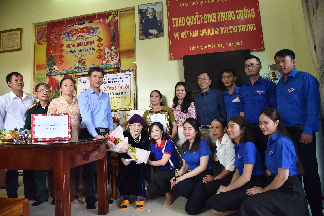 Lãnh đạo Công ty trao quà và tiền số tiền phụng dưỡng hàng tháng cho gia đình Mẹ Việt Nam anh hùng Bùi Thị Nhung.