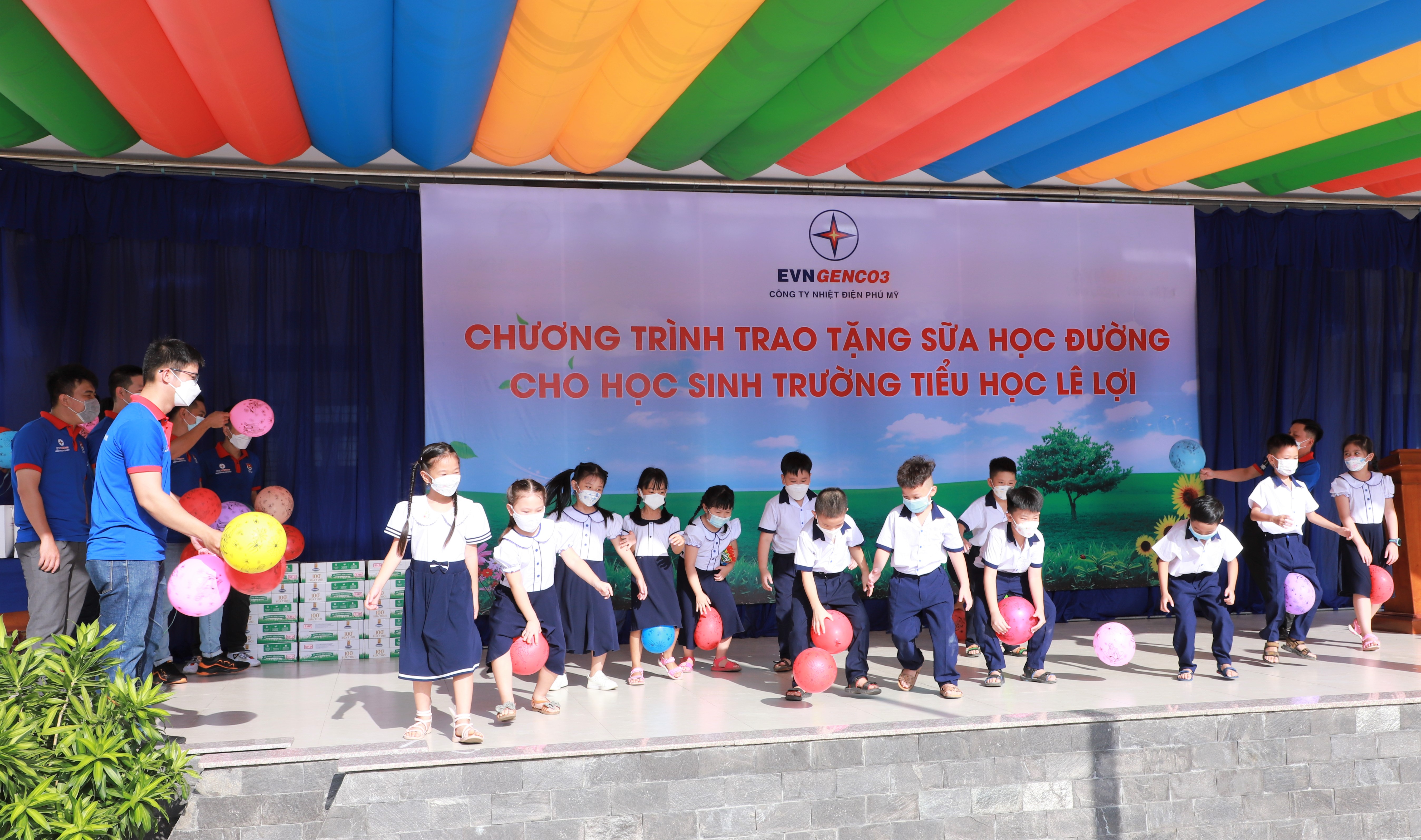 Các em học sinh tham gia các trò chơi vận động do Đoàn Thanh niên Công ty Nhiệt điện Phú Mỹ tổ chức