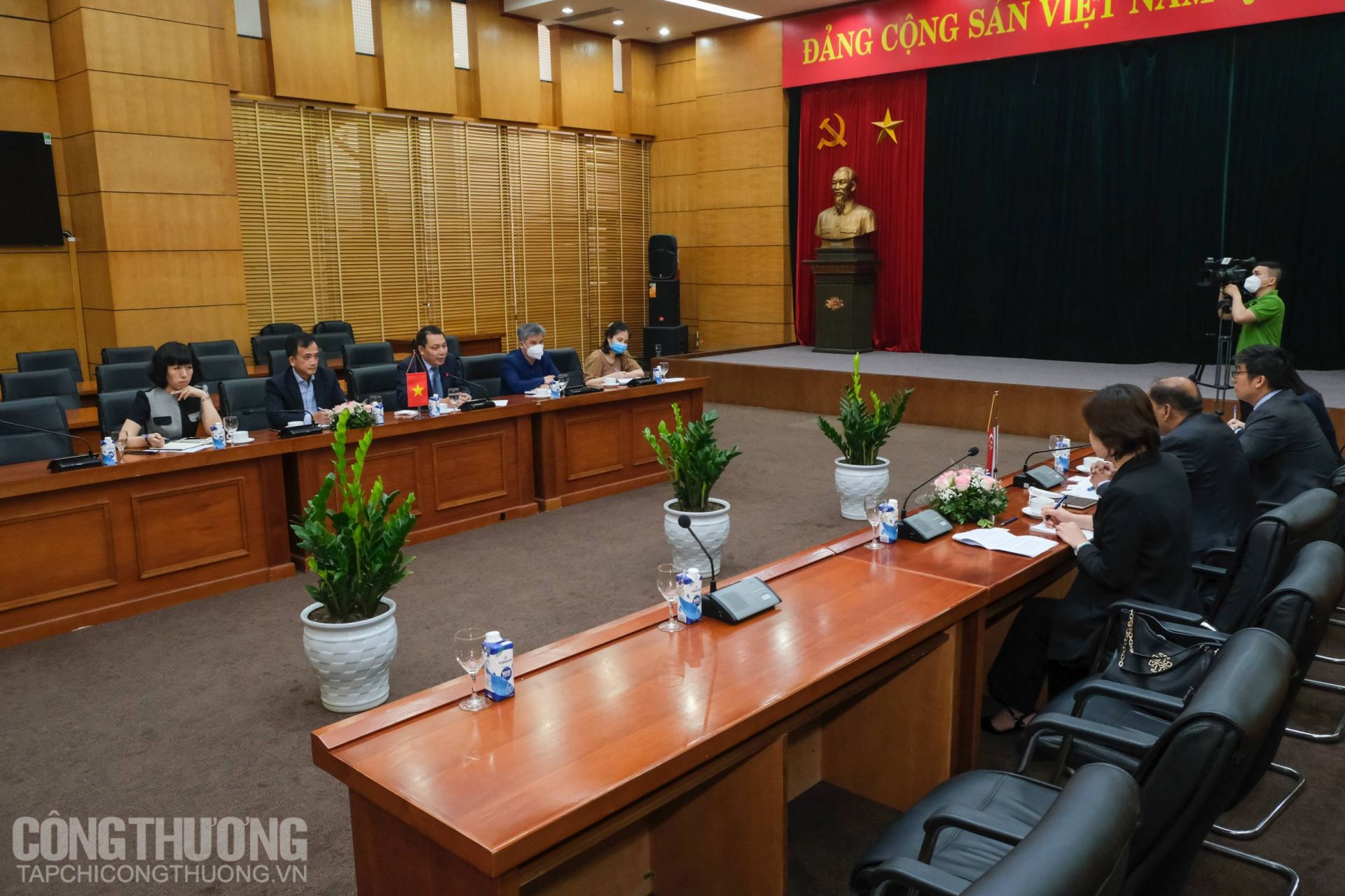 Thứ trưởng Đặng Hoàng An làm việc với Đại sứ Singapore tại Việt Nam