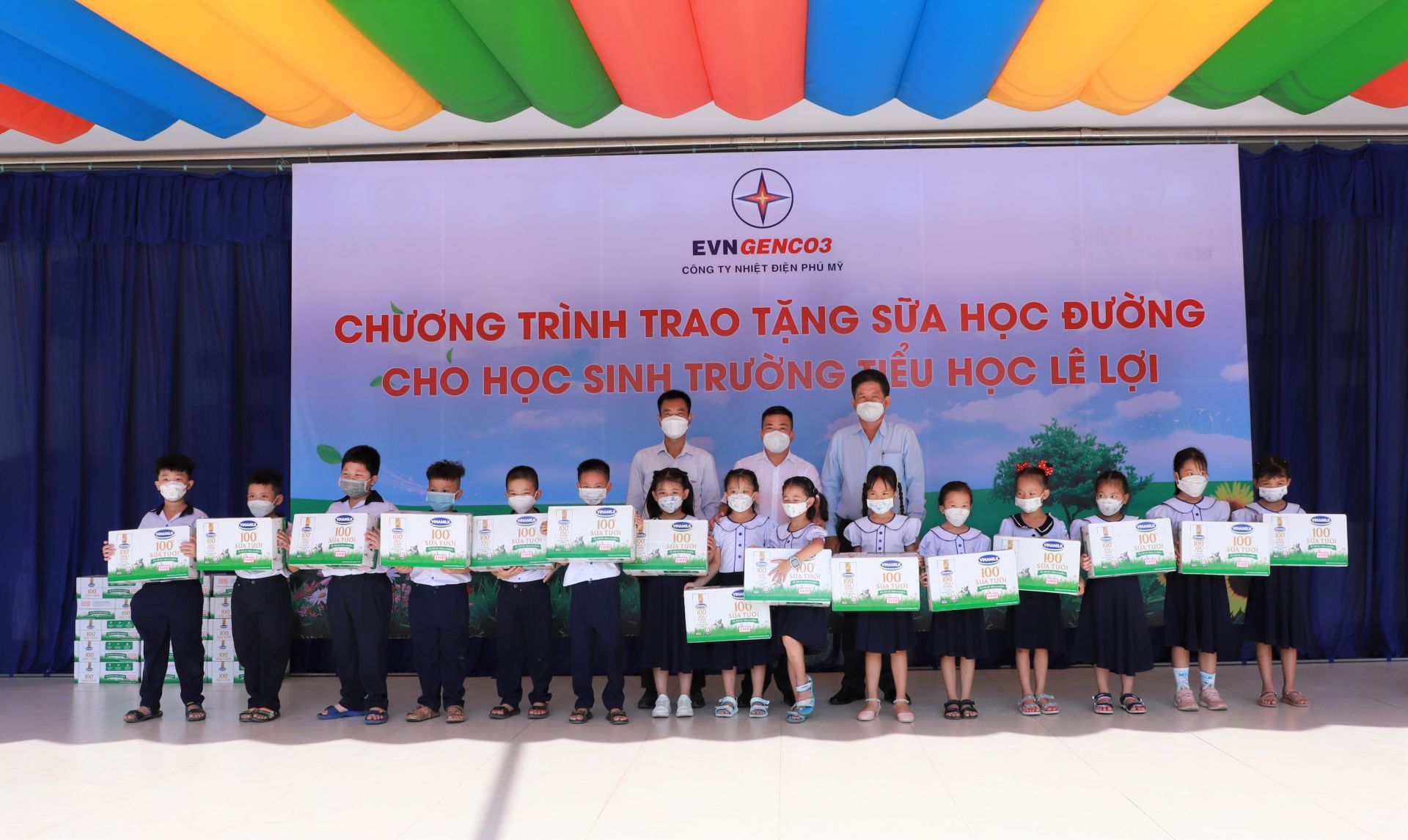 Ông Lê Văn Khương cùng đại điện EVNGENCO3 và Công ty Nhiệt điện Phú Mỹ trao tặng sữa cho các em học sinh