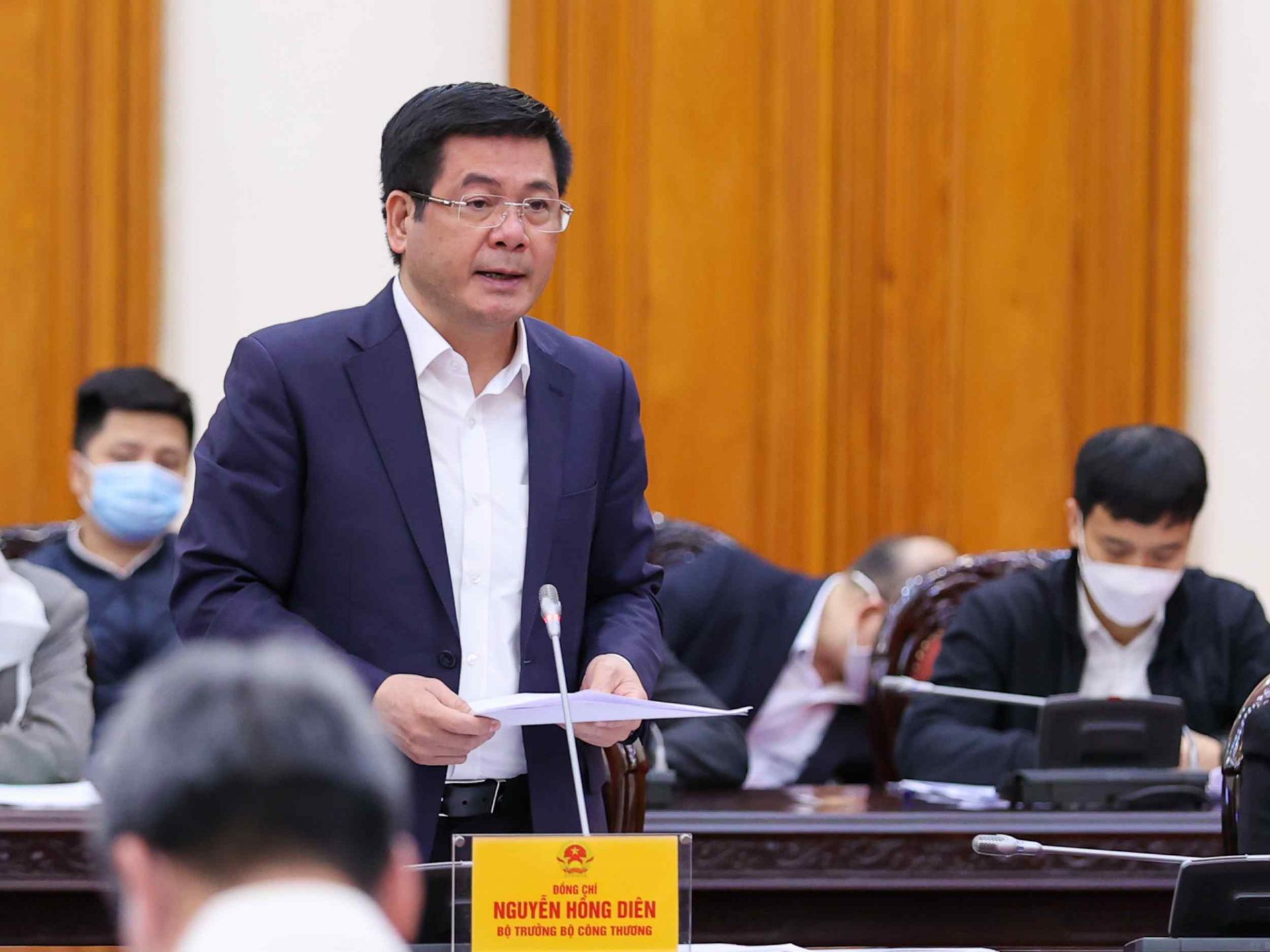 Bộ trưởng Bộ Công Thương Nguyễn Hồng Diên báo cáo tại cuộc họp (Ảnh: VGP/Nhật Bắc)