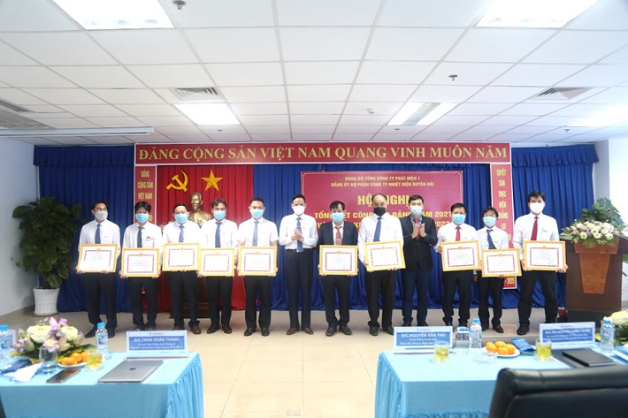 Đồng chí Trần Doãn Thành - Đảng uỷ viên, Chủ tịch Công đoàn EVNGENCO1 (đứng giữa) trao thưởng cho các tập thể và cá nhân tai Hội nghị