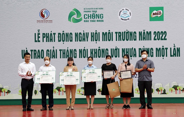 Ban Tổ chức trao giải thưởng cho các trường đạt giải trong Cuộc thi “Tháng hành động Nói không với ống hút nhựa dùng một lần”