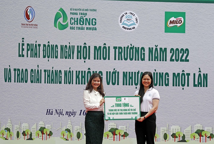 Bà Lê Thị Hoài Thương, Trưởng phòng Đối ngoại Cấp cao tại Công ty Nestlé Việt Nam trao tặng thùng rác và trụ bóng rổ tái chế cho Trường TH, THCS và THPT Khương Hạ