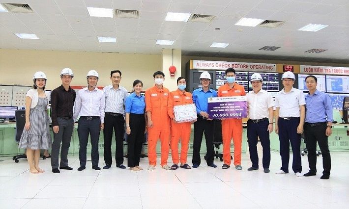   Ông Vũ Quang Sáng - Chủ tịch Công đoàn Tổng Công ty (áo xanh thứ 5 từ phải sang) thăm hỏi CNVCLĐ Công ty Nhiệt điện Mông Dương