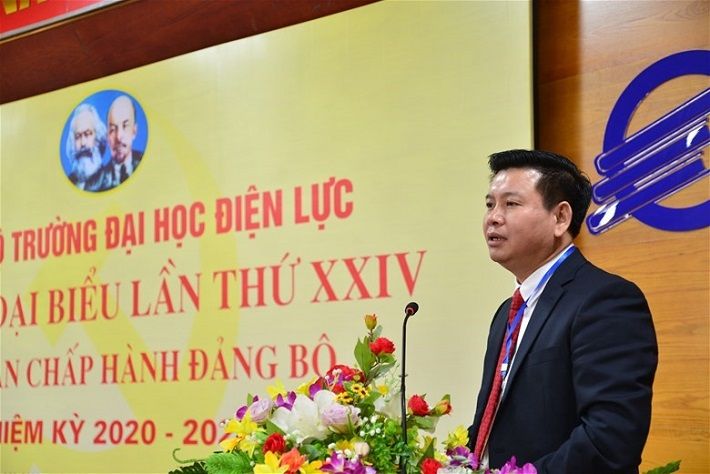PGS. TS Đinh Văn Châu trình bày báo cáo tại Đại hội.