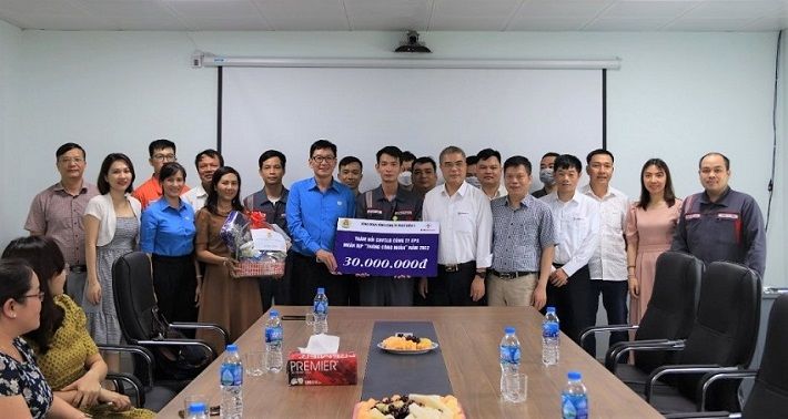 Đại diện NLĐ Phân xưởng Sửa chữa Mông Dương (Công ty EPS) nhận hỗ trợ từ Công đoàn EVNGENCO3