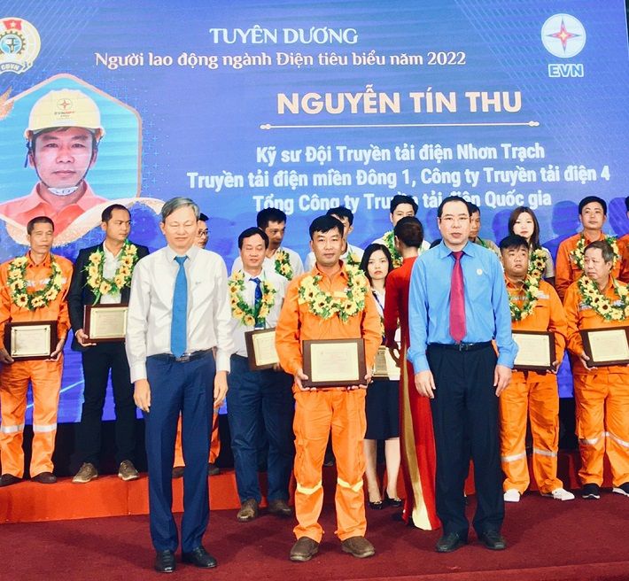 Đ/c Nguyễn Tín Thu - Đội Truyền tải điện Nhơn Trạch, Truyền tải điện miền Đông 1, Công ty Truyền tải điện 4 tại Lễ biểu dương.