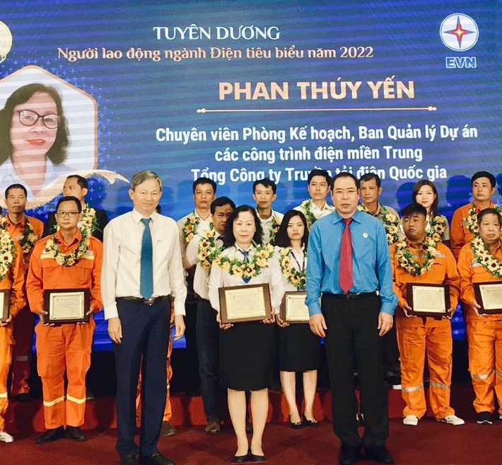 Bà Phan Thúy Yến - Phòng Kế hoạch, Ban Quản lý dự án các công trình điện miền Trung tại Lễ biểu dương