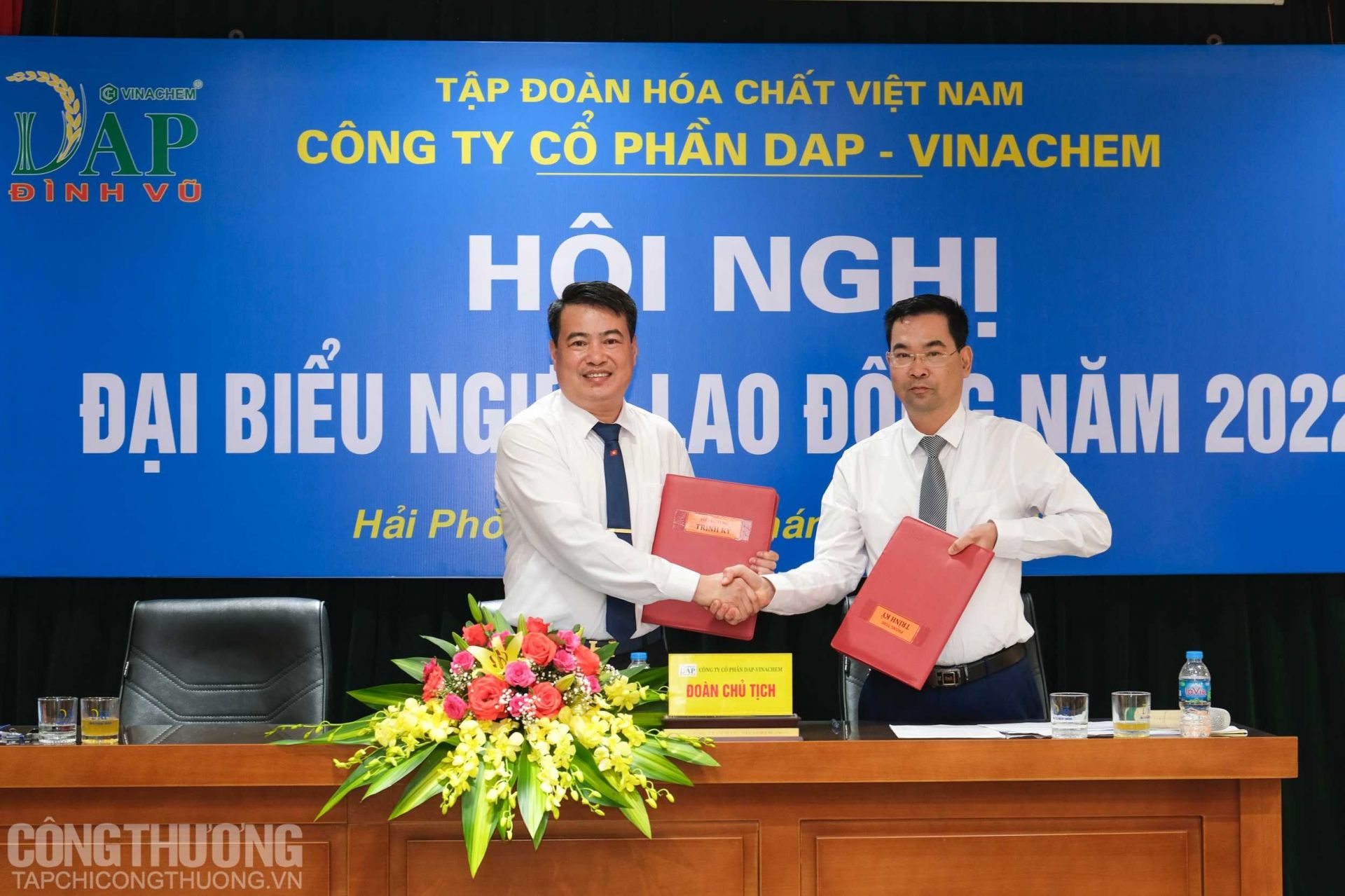 Ông Vũ Văn Bằng - Tổng Giám đốc và ông Nguyễn Thanh Hải - Chủ tịch Công đoàn Công ty ký Thỏa ước lao động tập thể