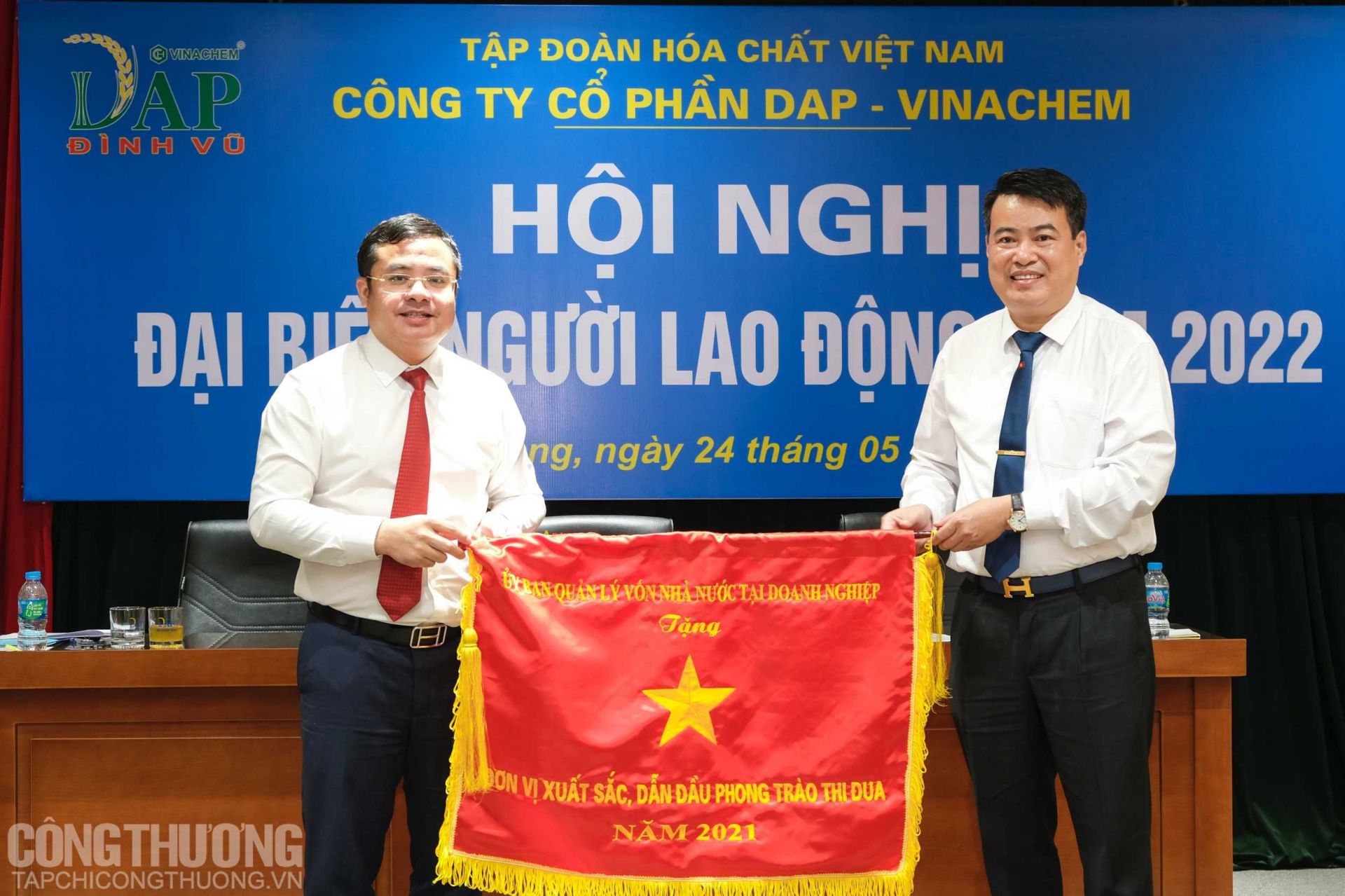 Ông Phùng Quang Hiệp - Tổng Giám đốc Tập đoàn Hóa chất Việt Nam trao cờ thi đua của Ủy ban Quản lý vốn nhà nước tại doanh nghiệp cho Công ty CP DAP-Vinachem