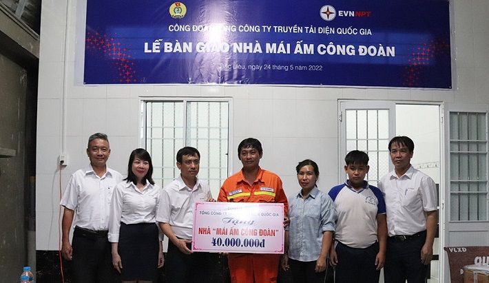 Công đoàn EVNNPT trao 40 triệu đồng “Mái ấm Công đoàn” cho gia đình anh Nhanh