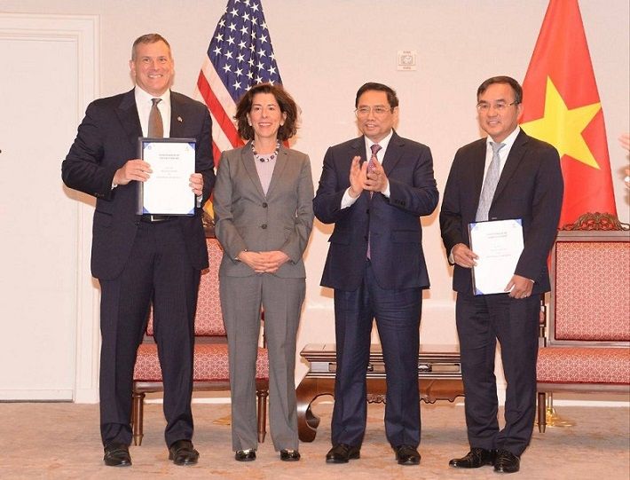 Ký và trao MOU giữa Tập đoàn Điện lực Việt Nam và Tập đoàn General Electric với sự chứng kiến của Thủ tướng Chính phủ Phạm Minh Chính và Bộ trưởng Thương mại Hoa Kỳ - Bà Gina Raimondo: