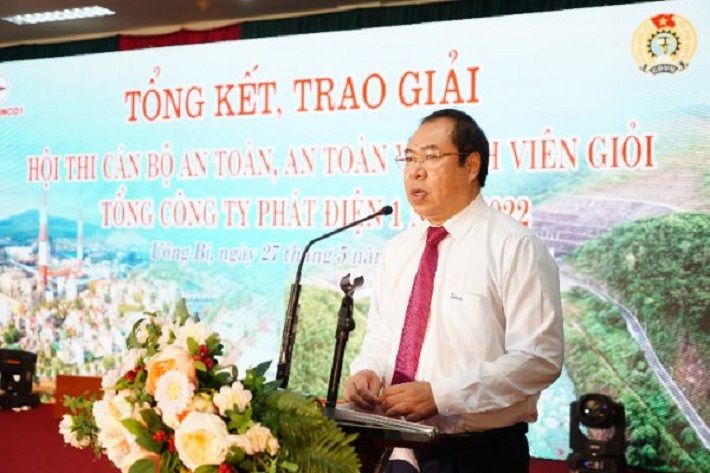 Ông Đỗ Đức Hùng - Chủ tịch Công đoàn điện lực Việt Nam chúc mừng thành công của Hội thi