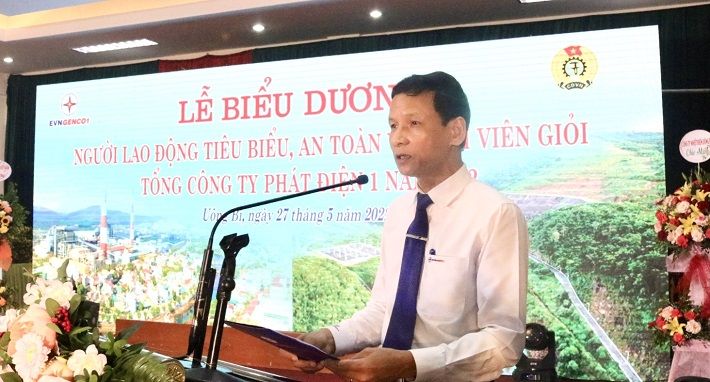Ông Trần Doãn Thành - Chủ tịch Công đoàn EVNGENCO1 gửi lời chúc mừng tới các cá nhân được tôn vinh