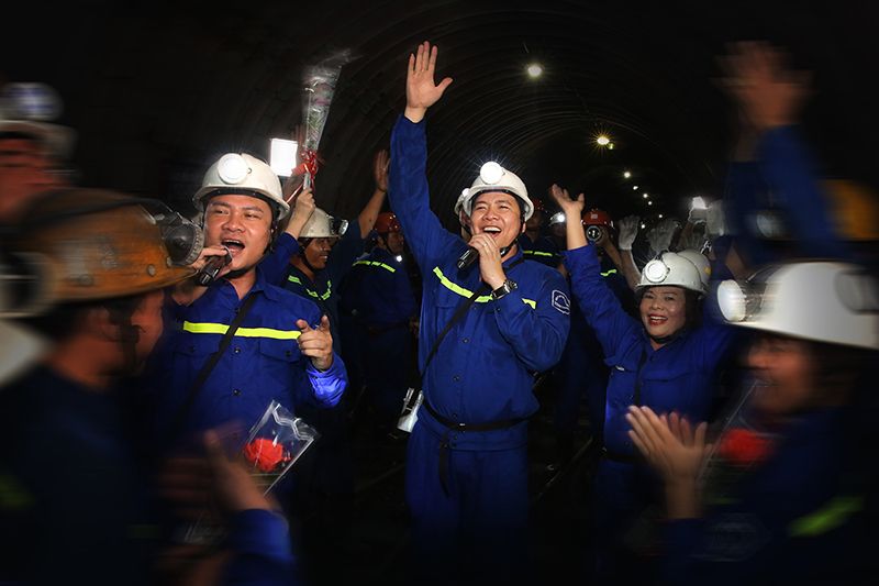 Tác giả Phạm Ngọc Anh với tác phẩm “Niềm vui của những người thợ mỏ”