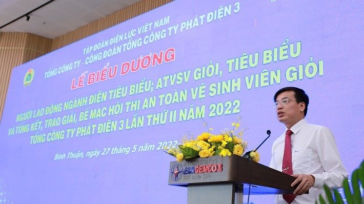 Ông Uông Quang Huy, Phó Chủ tịch Công đoàn Điện lực Việt Nam đánh giá cao các kết quả đạt được của Công đoàn Tổng Công ty trong công tác ATVSLĐ