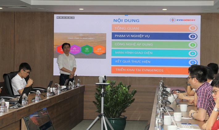 Đại diện ban Kinh doan Thị trường điện giới thiệu nền tảng SmartEVN tại EVNGENCO1