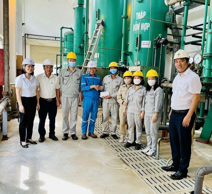 Công đoàn Công ty CP Nhiệt điện Quảng Ninh thăm, tặng quà người lao động tại Phân xưởng Vận hành 