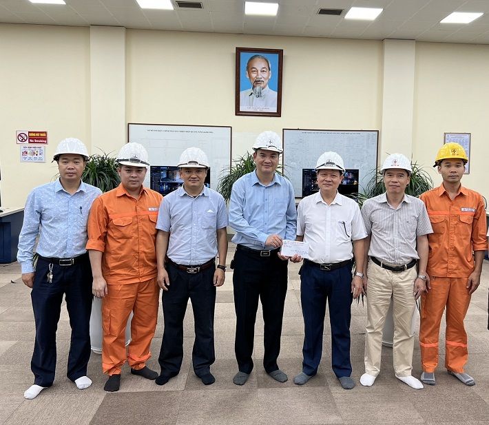 Công đoàn Công ty CP Nhiệt điện Quảng Ninh thăm, tặng quà người lao động tại Phân xưởng Vận hành 