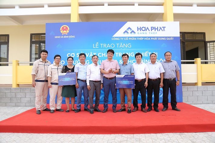 Đại diện Công ty Thép Hòa Phát Dung Quất trao tặng cơ sở vật chất và trang thiết bị tài trợ cho trường Tiểu học và THCS xã Bình Đông.