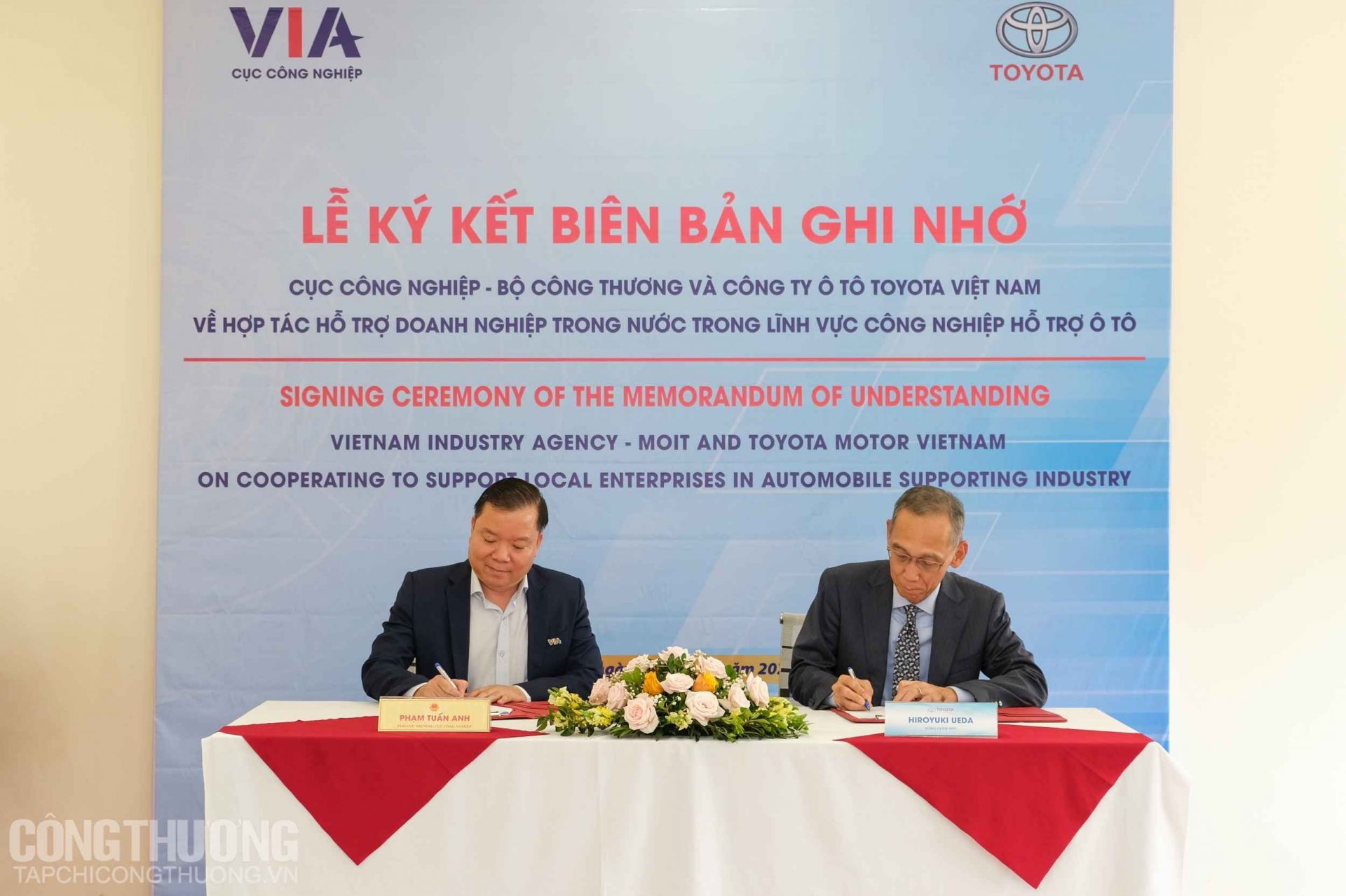 Phó Cục trưởng Cục Công nghiệp Phạm Tuấn Anh và ổng Giám đốc Công ty Ô tô Toyota Việt Nam Hiroyuki Ueda đại diện hai bên ký Biên bản ghi nhớ
