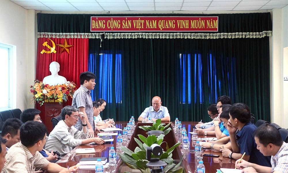 Ông Nguyễn Duy Hạnh, Phó Tổng Giám đốc Công ty báo cáo quá trình bảo dưỡng, sửa chữa