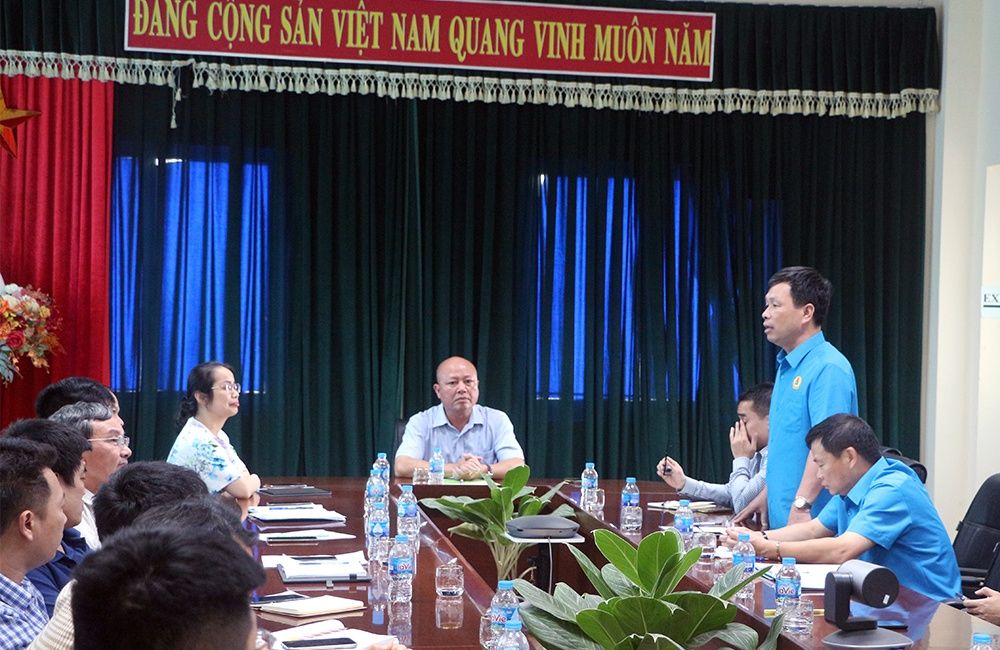 Chủ tịch Công đoàn Công nghiệp Hóa chất Việt Nam Nguyễn Huy Thông, biểu dương Công đoàn Đạm Ninh Bình trong thời gian bảo dưỡng