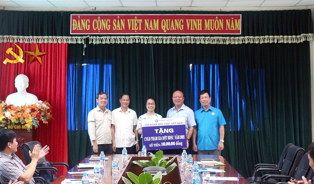 Lãnh đạo Tập đoàn Hóa chất Việt Nam trao quà cho tập thể Công ty TNHH MTV Đạm Ninh Bình
