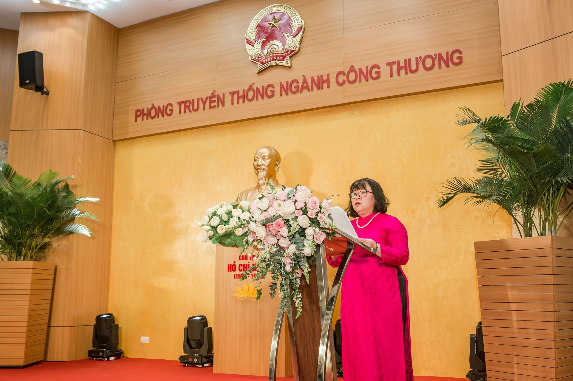 Bà Đặng Thị Ngọc Thu - Tổng biên tập Tạp chí Công Thương báo cáo về quá trình xây dựng Phòng Truyền thống ngành Công Thương
