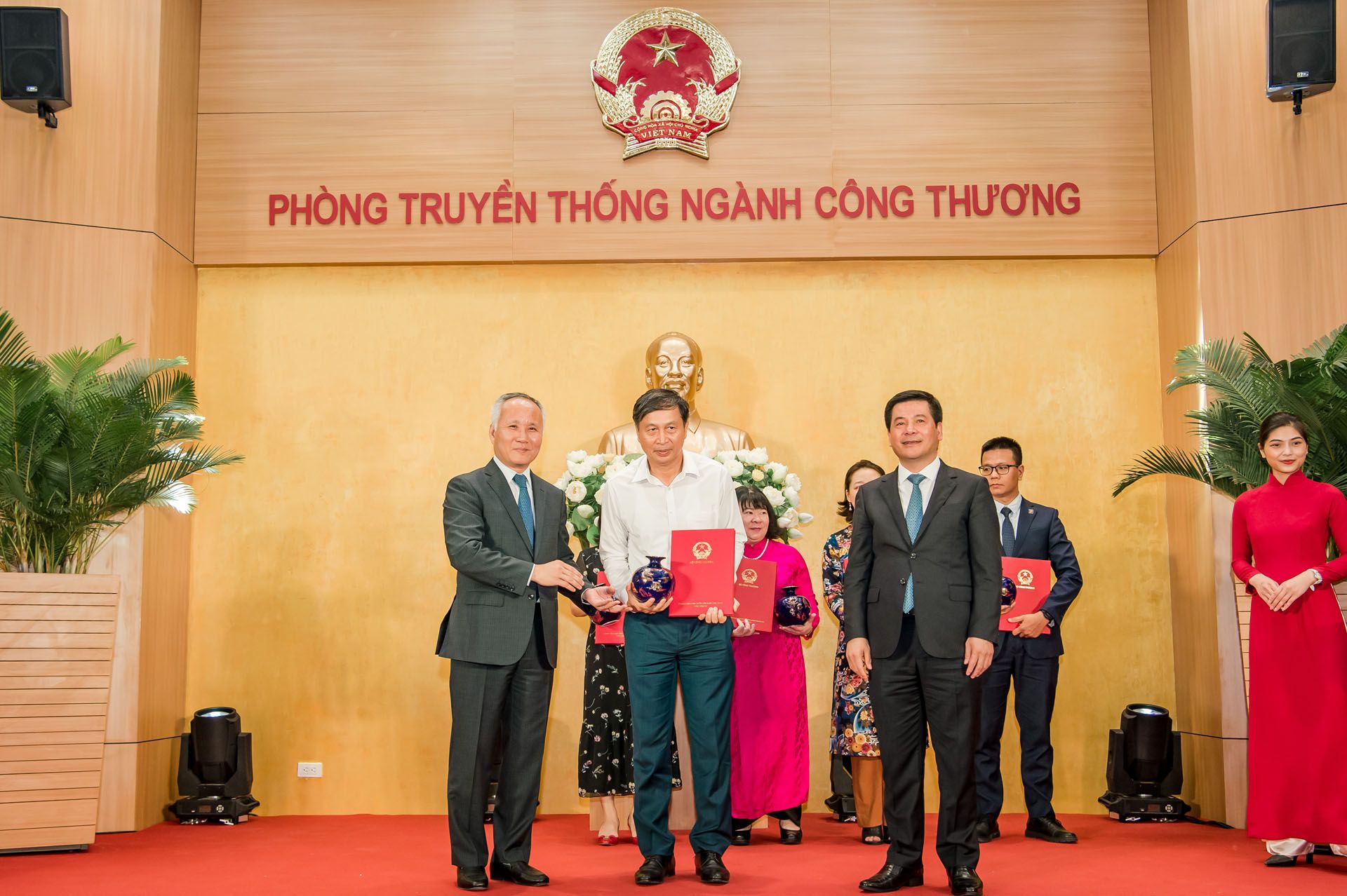 Bộ trưởng Nguyễn Hồng Diên và Thứ trưởng Trần Quốc Khánh trao thư cảm ơn cho các đại diện tập thể, cá nhân có nhiều đóng góp trong việc xây dựng Phòng Truyền thống ngành Công Thương
