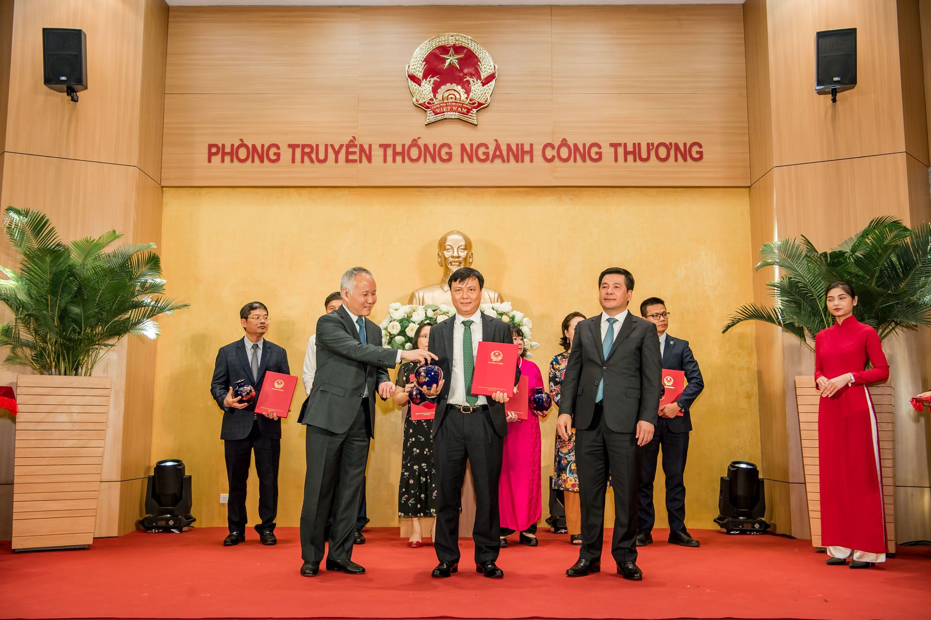 Bộ trưởng Nguyễn Hồng Diên và Thứ trưởng Trần Quốc Khánh trao thư cảm ơn cho các đại diện tập thể, cá nhân có nhiều đóng góp trong việc xây dựng Phòng Truyền thống ngành Công Thương