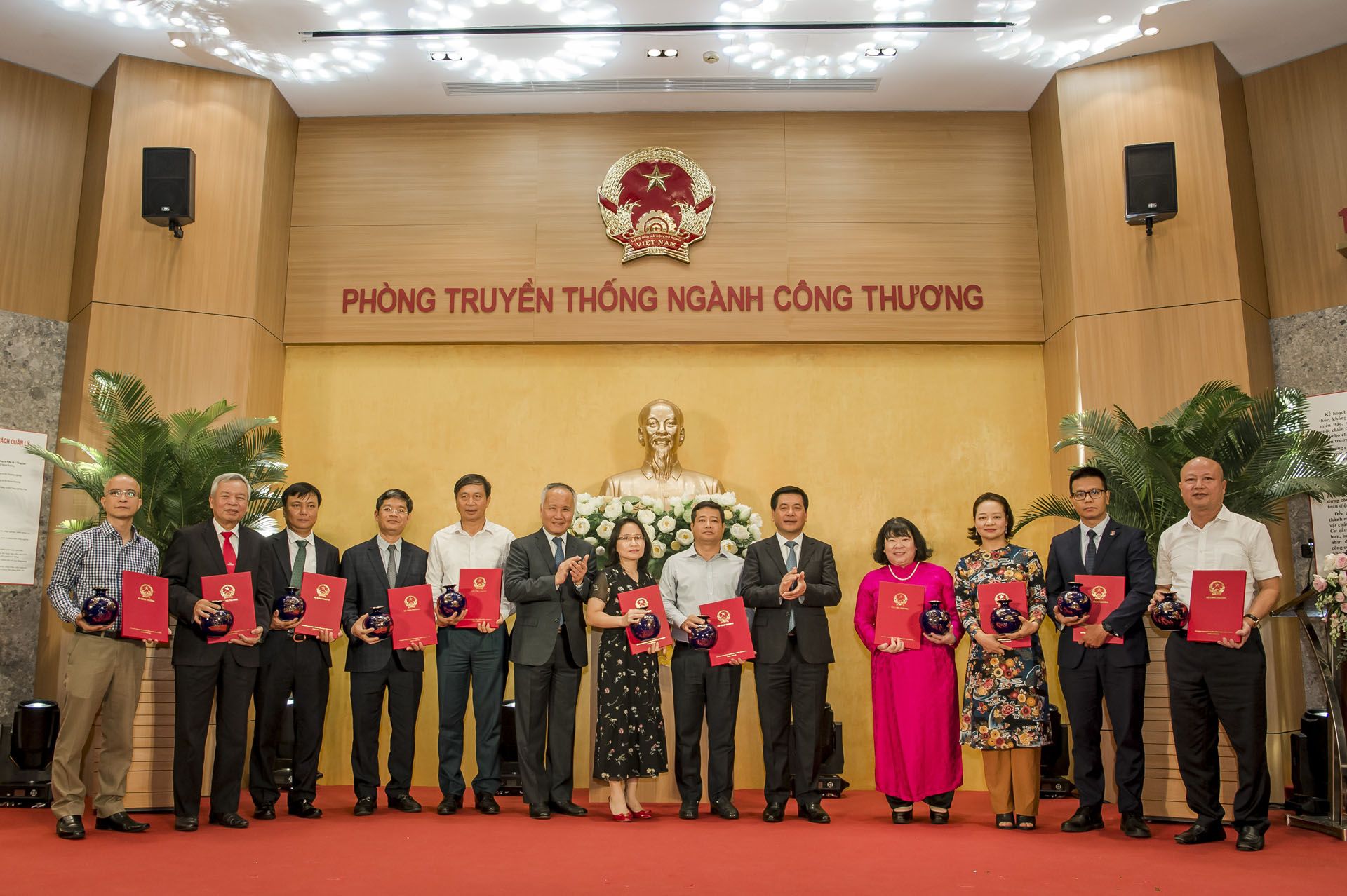Bộ trưởng Nguyễn Hồng Diên và Thứ trưởng Trần Quốc Khánh trao thư cảm ơn cho các đại diện tập thể, cá nhân có đóng góp xây dựng Phòng Truyền thống ngành Công Thương