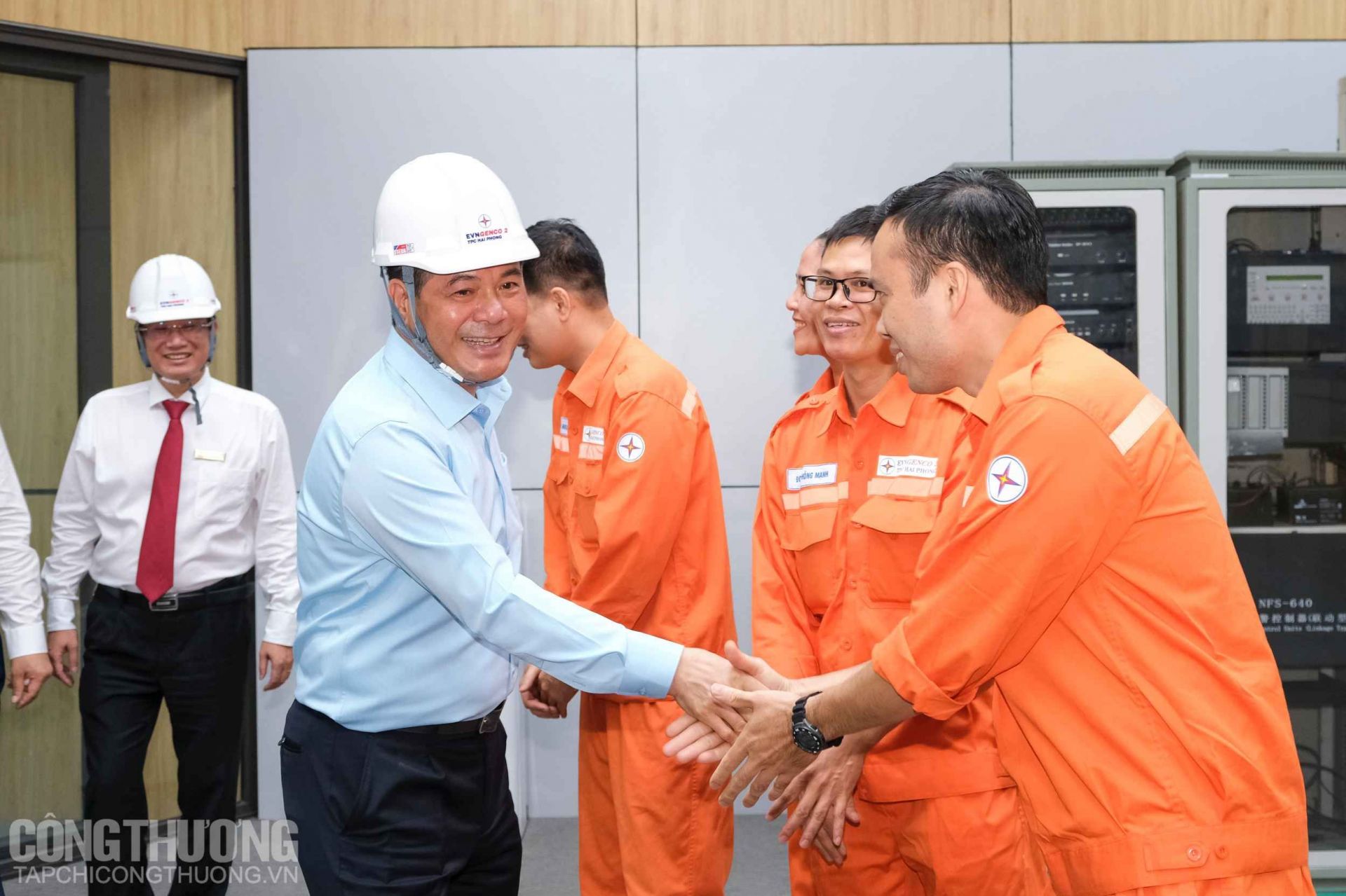 Bộ trưởng Nguyễn Hồng Diên hỏi thăm và tặng quà động viên cán bộ, người lao động tại Nhiệt điện Hải Phòng