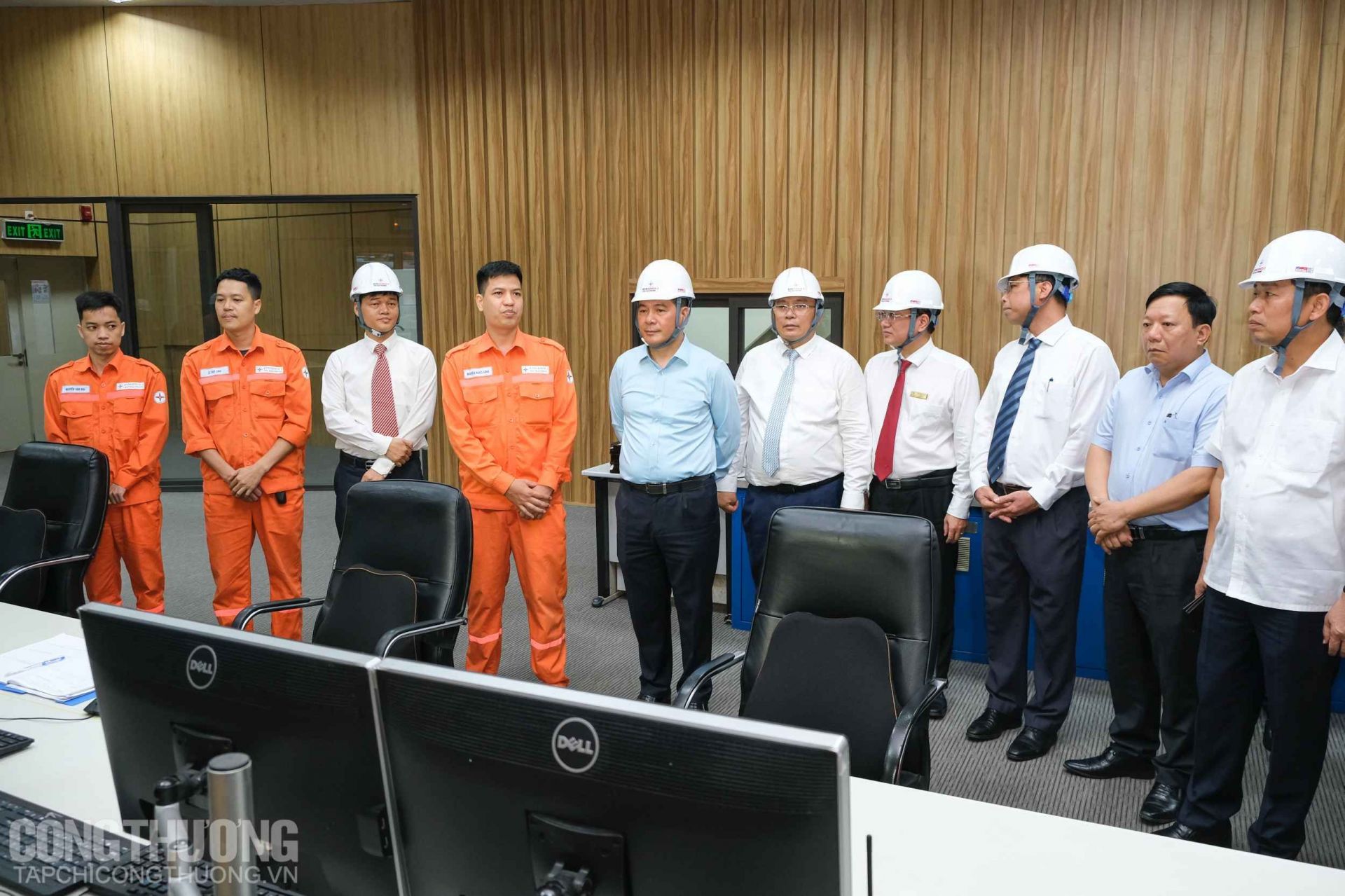 Bộ trưởng Nguyễn Hồng Diên hỏi thăm và tặng quà động viên cán bộ, người lao động tại Nhiệt điện Hải Phòng