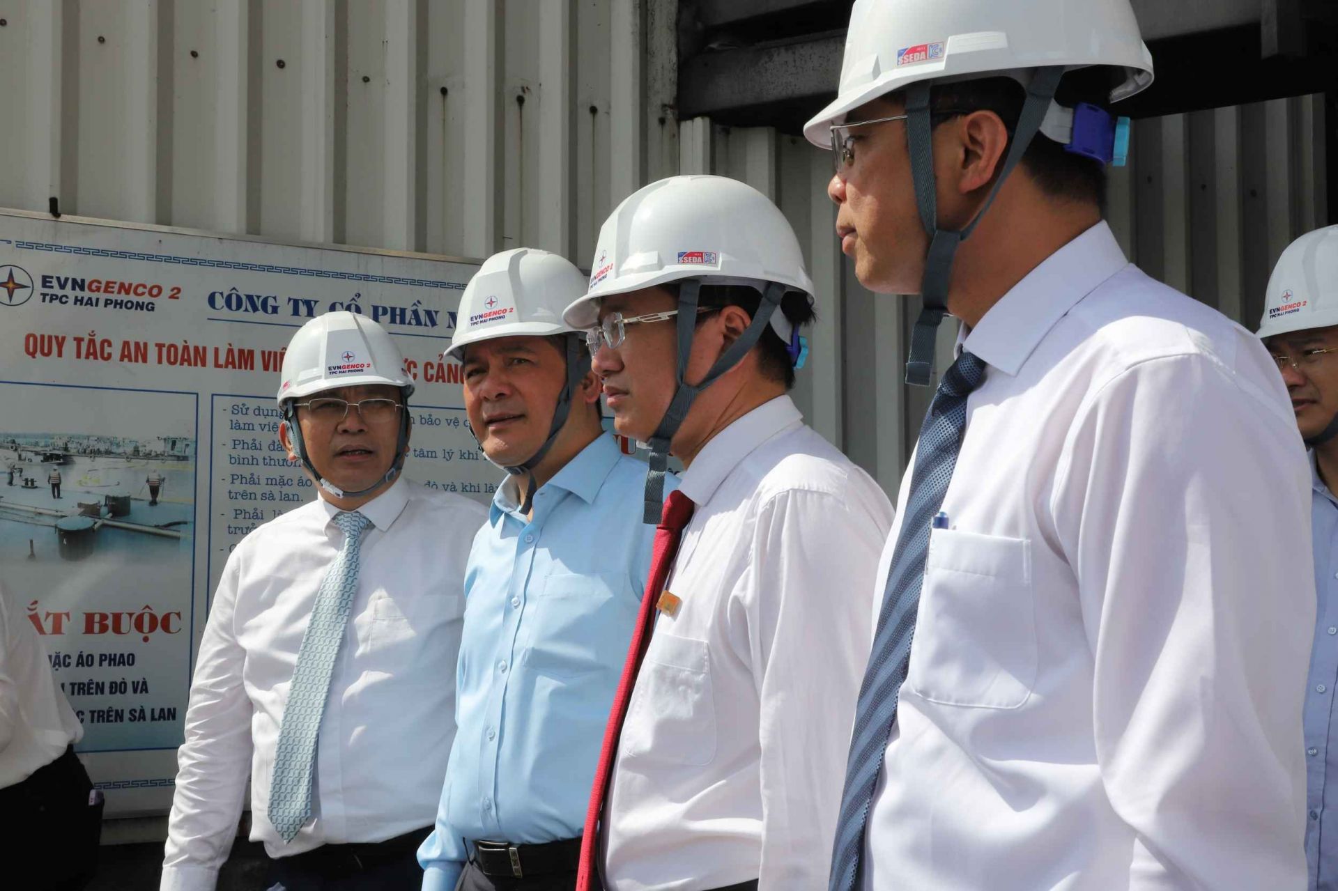 Bộ trưởng Nguyễn Hồng Diên thăm cảng cấp than của Nhà máy Nhiệt điện Hải Phòng