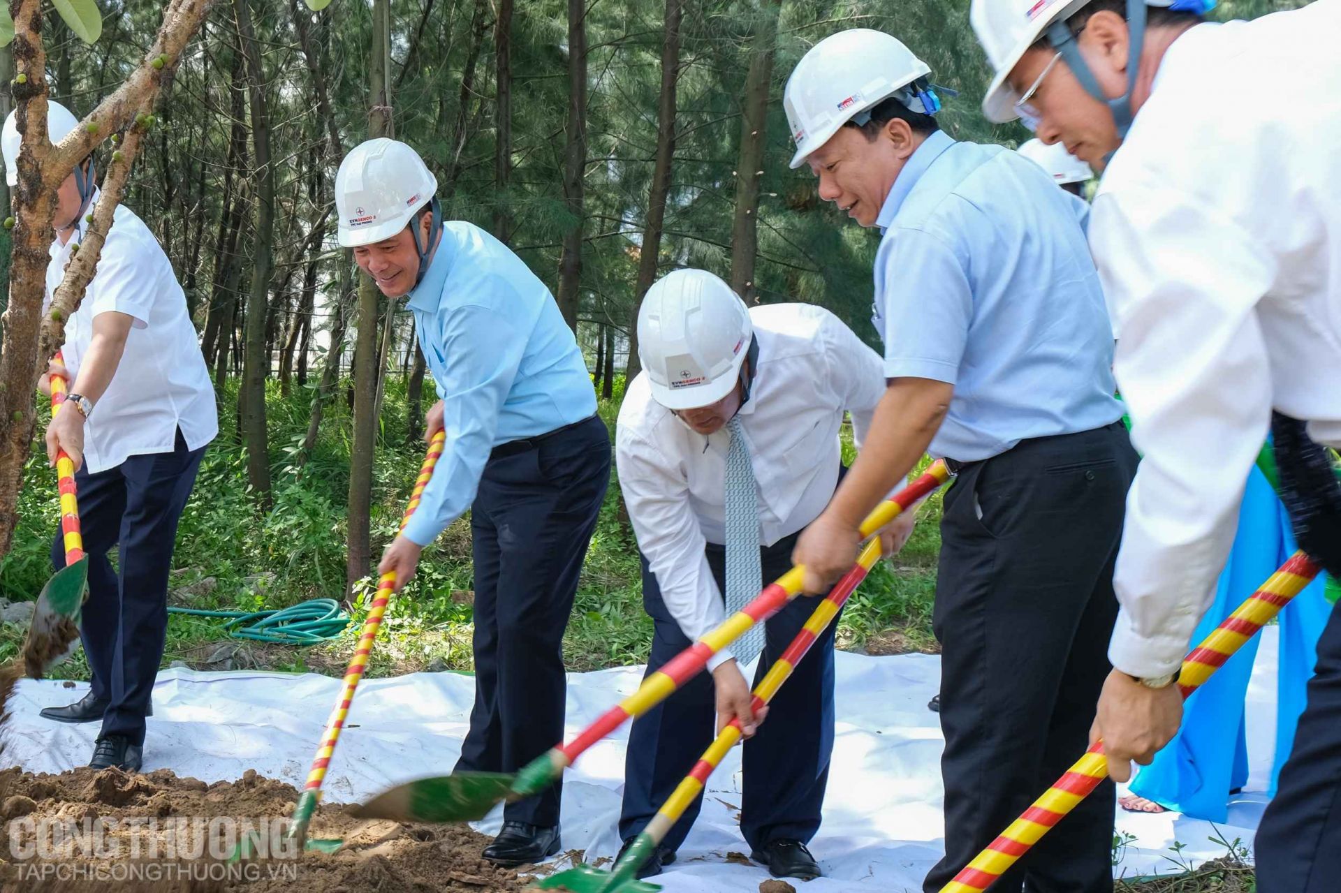 Bộ trưởng Nguyễn Hồng Diên và đại diện lãnh đạo Thành phố Hải Phòng, lãnh đạo GENCO2 trồng cây tại Nhà máy