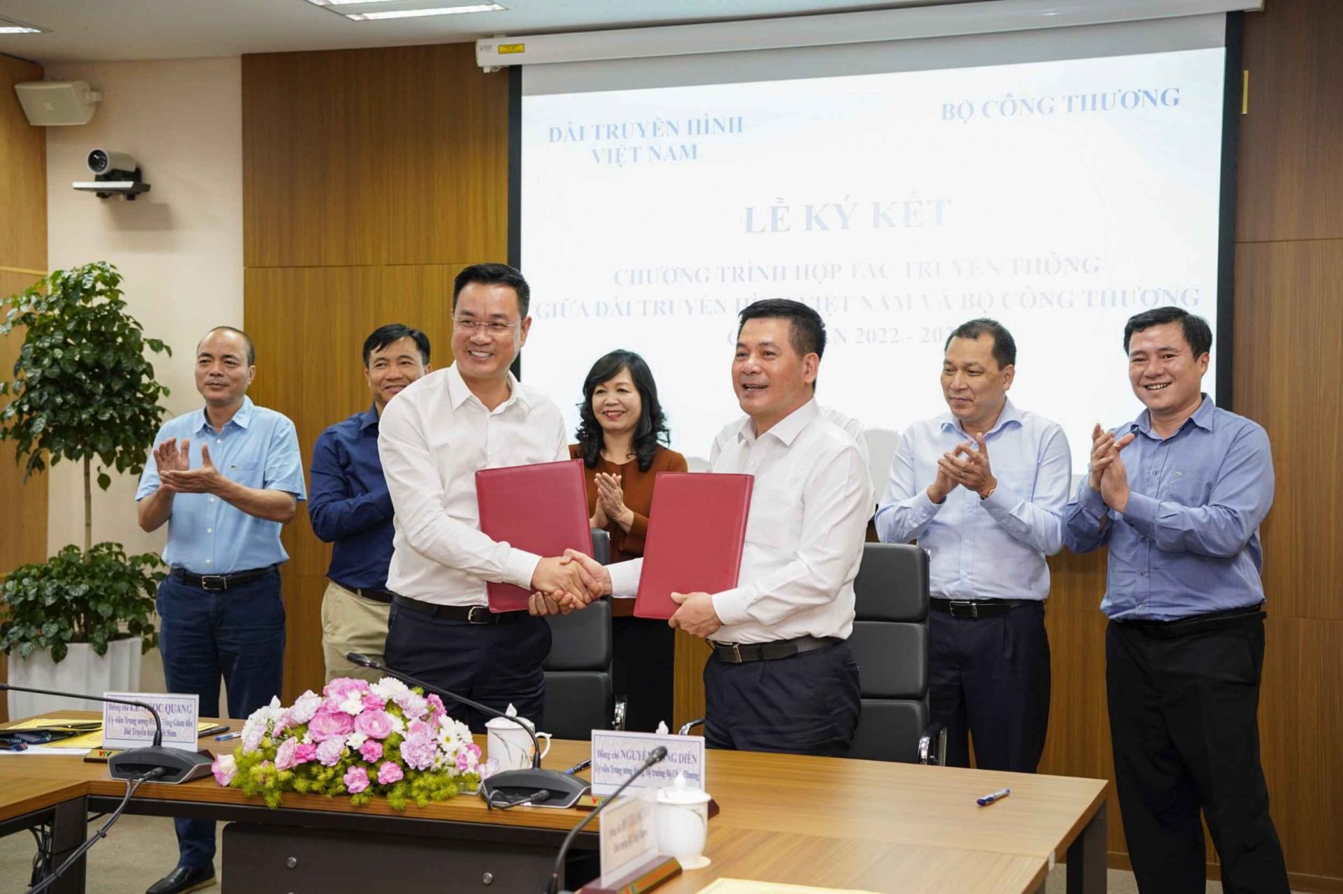 Bộ trưởng Bộ Công Thương Nguyễn Hồng Diên và Tổng Giám đốc Đài Truyền hình Việt Nam Lê Ngọc Quang đại diện hai bên ký kết Thỏa thuận phối hợp công tác giai đoạn 2022-2025