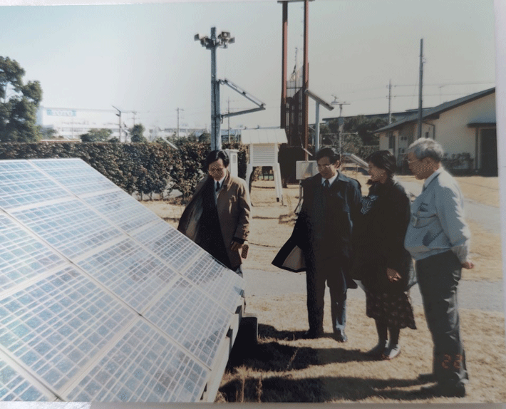 Kỹ sư Nguyễn Văn Nhung và TS. Ngô Đức Lâm trao đổi với đối tác Nhật Bản về tấm pin năng lượng mặt trời