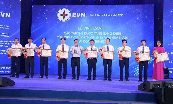 Ông Trương Văn Phương – Giám đốc EPS (thứ 3 từ phải sang) nhận bằng khen của Ủy ban Quản lý vốn nhà nước cho tập thể có thành tích xuất sắc trong công tác đào tạo phát triển nguồn nhân lực giai đoạn 2016 - 2020.