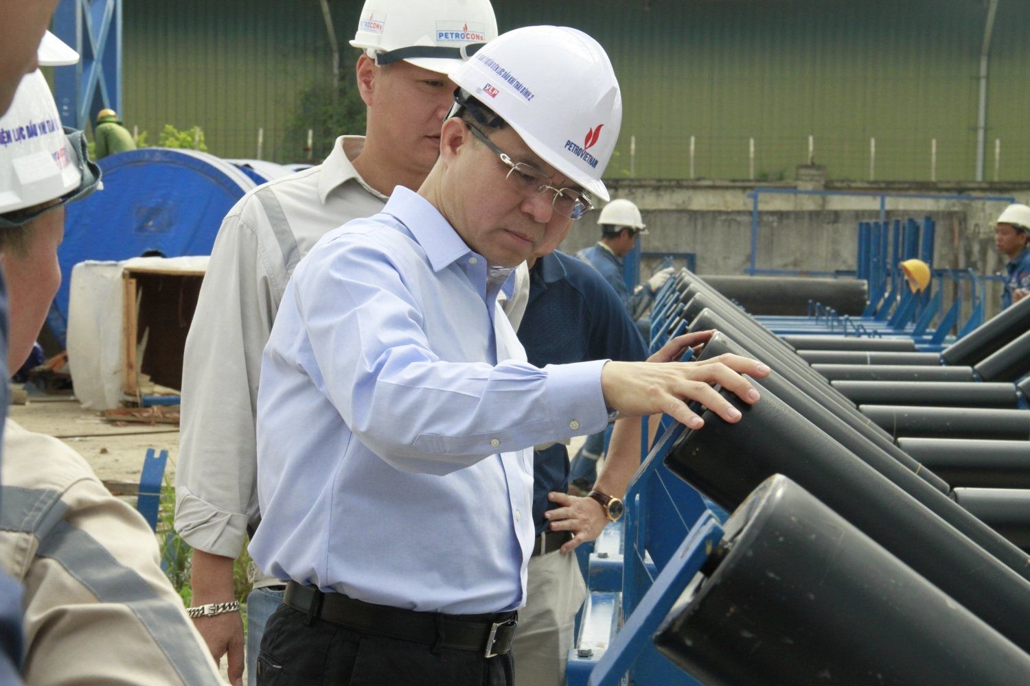 Tổng Giám đốc Petrovietnam Lê Mạnh Hùng kiểm tra hệ thống băng chuyền tại kho than số 1