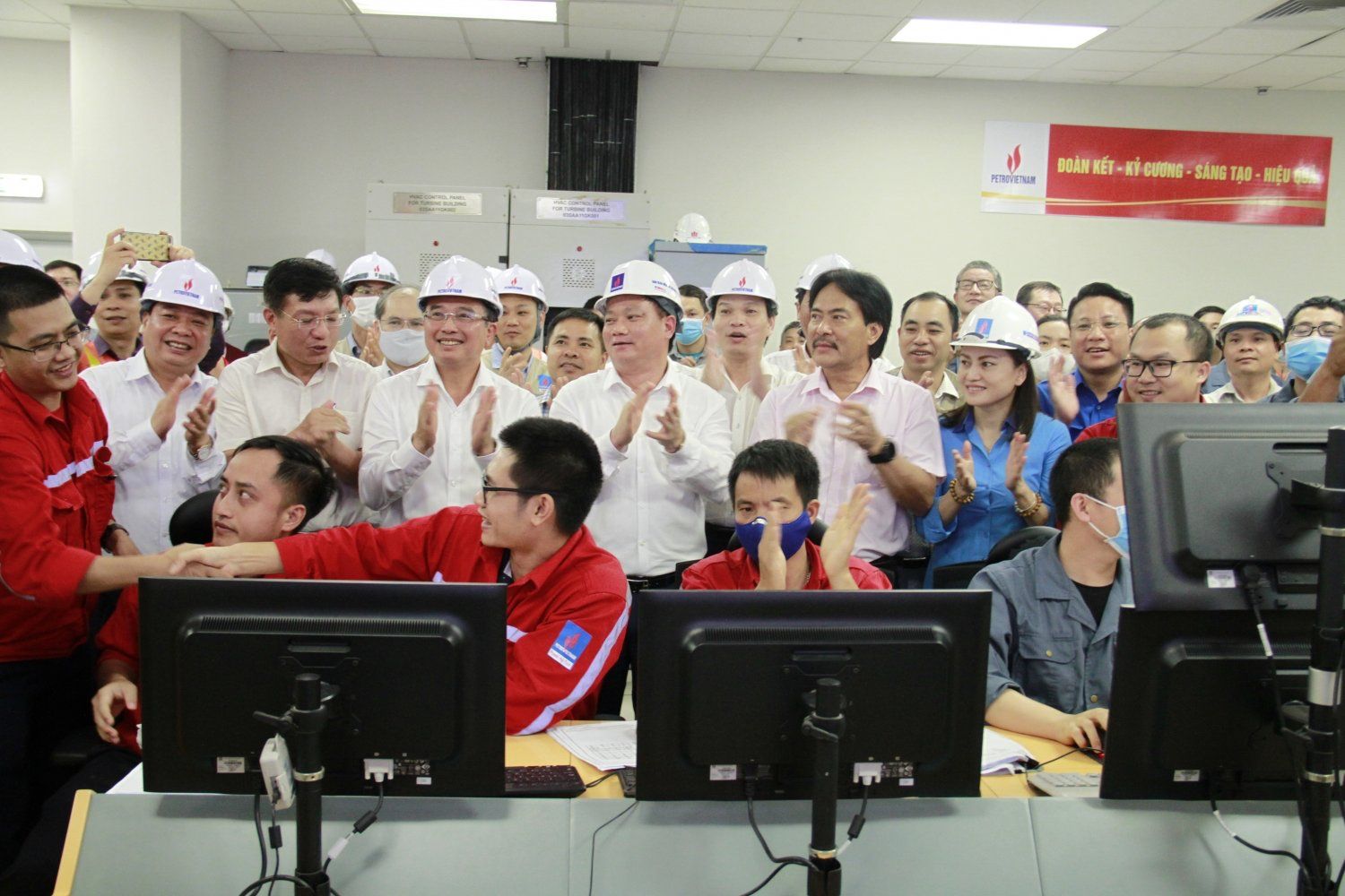 Nhà máy nhiệt điện Thái Bình 2 thành công hòa lưới điện đồng bộ Tổ máy số 1 trước sự chứng kiến của lãnh đạo Ủy ban Quản lý vốn nhà nước, tỉnh Thái Bình và Petrovietnam