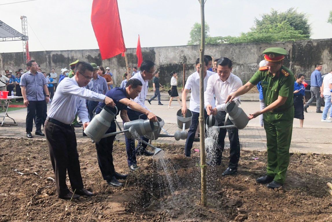 Các đại biểu trồng cây hưởng ứng Ngày Môi trường thế giới và Tháng Hành động vì môi trường năm 2022