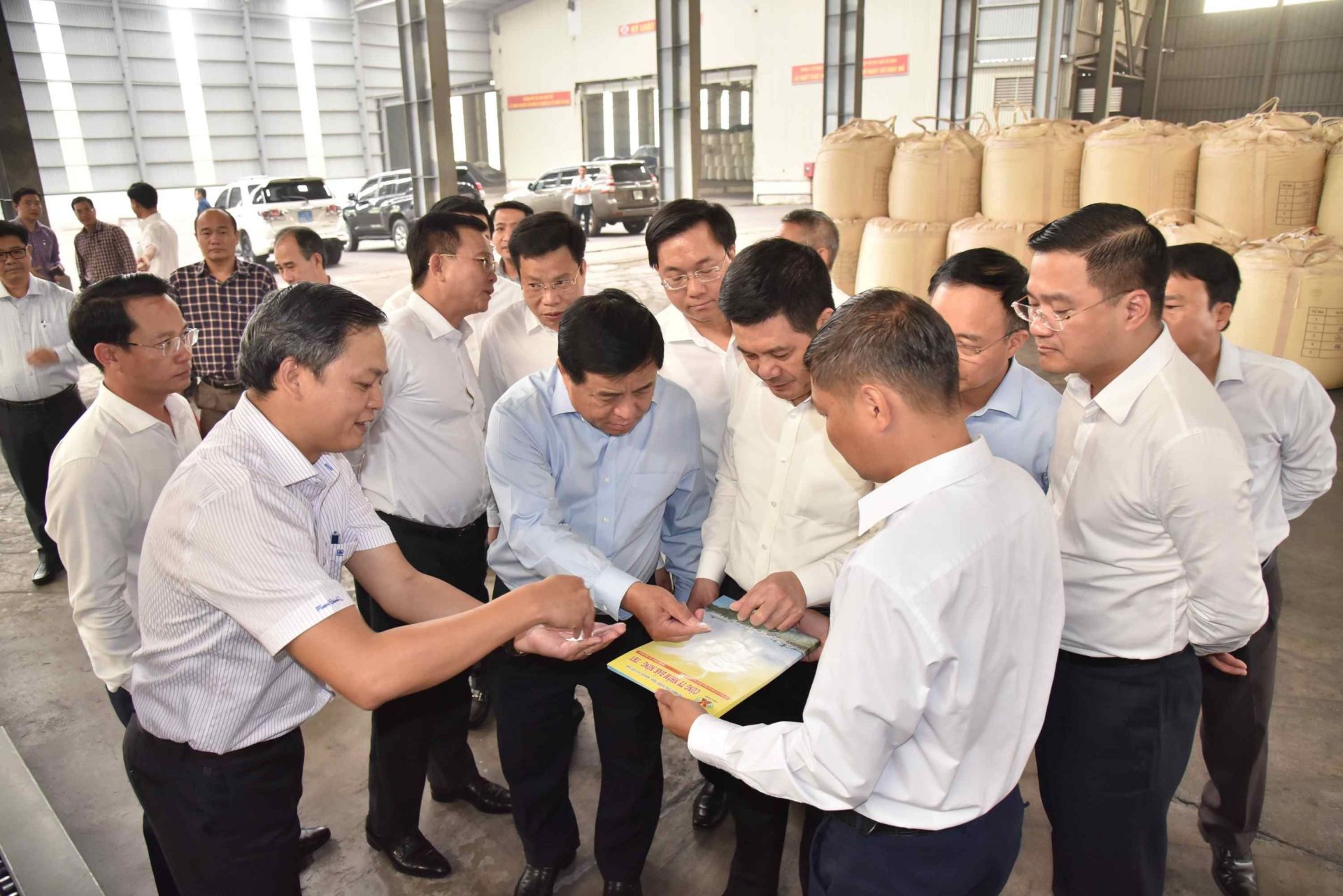 Đoàn công tác thăm khu đóng bao sản phẩm Alumin thuộc Nhà máy sản xuất Alumin Nhân Cơ