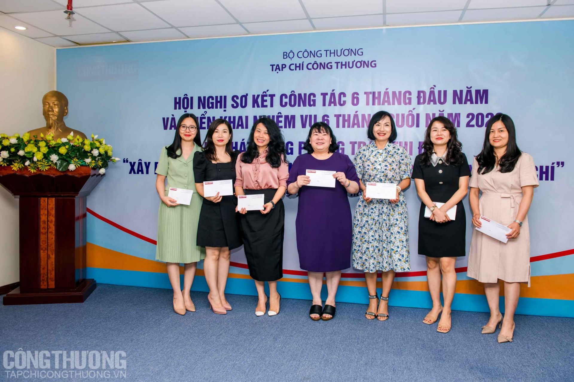 Tổng Biên tập Đặng Thị Ngọc Thu trao phần thưởng biểu dương các phóng viên đã có thành tích tốt trong 6 tháng đầu năm 2022