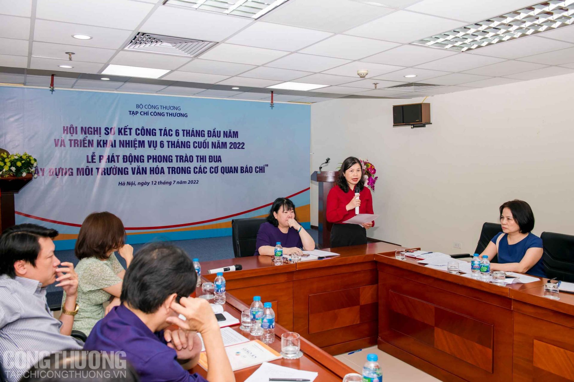 Phó Tổng Biên tập Ngô Thị Diệu Thúy phổ biến 12 điểm trong “Tiêu chí cơ quan báo chí văn hóa và văn hóa của người làm báo Việt Nam”